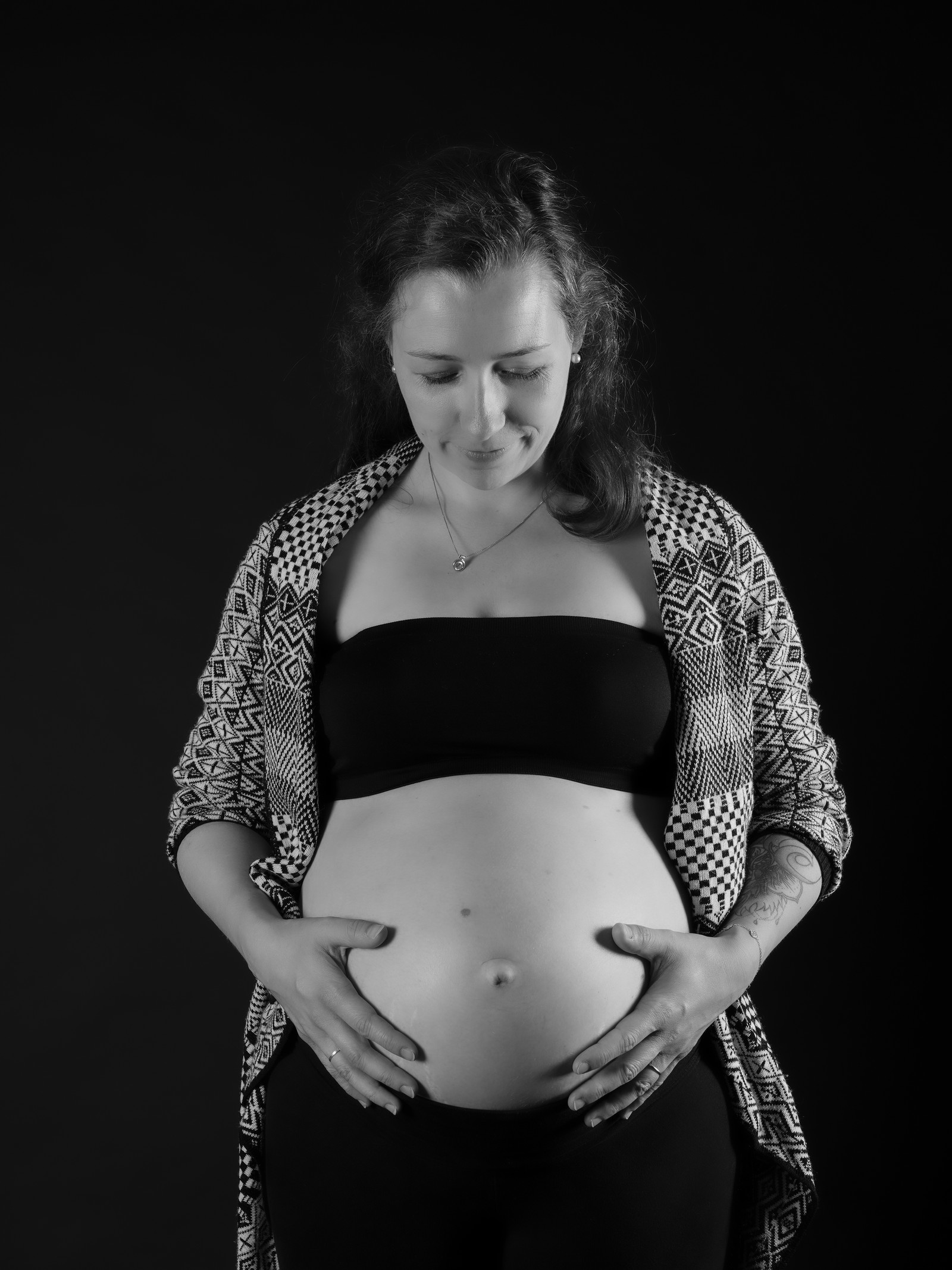 photographe noir et blanc grossesse